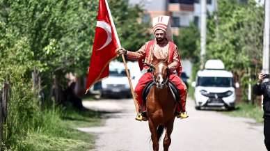 Türkiye'nin seçiminden ilginç kareler! Yeniçeri kıyafeti giyip, atı ile oy kullanmaya gitti