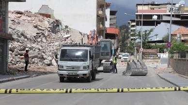 Hatay'da ağır hasarlı 4 katlı bina çöktü