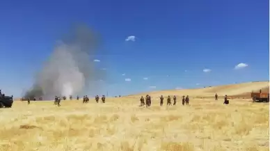 Ekipler saldırıya uğradı! Jandarma tarlada çıkarılan yangının ortasında kaldı