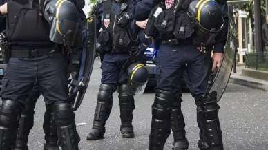 Fransa'da 5 polis, gösteride Müslüman bir genci öldürme suçlamasıyla gözaltına alındı