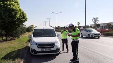 Sivas'ta polisin "dur" ihtarına uymayan araçta 8 düzensiz göçmen yakalandı