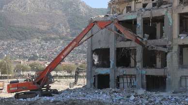 Hatay'da ağır hasarlı binaların kontrollü yıkımı sürüyor