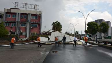 Mersin’i fırtına vurdu! Çatılar uçtu, ağaçlar devrildi...