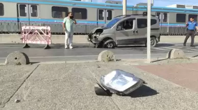 Sultangazi’de kontrolden çıkan araç tramvay hattının demir korkuluklarını yıktı