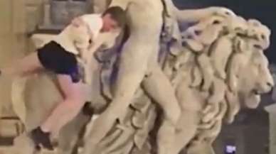 Turist, tırmandığı heykelin kolunu kırdı
