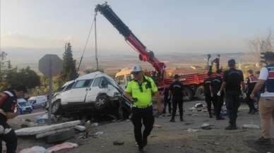 Gaziantep'te seyir halindeki kamyon trafik ışığındaki 3 araca çarptı: 6 ölü, 16 yaralı