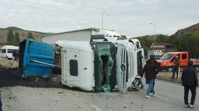 Bilecik’te kömür tozu yüklü kamyon devrildi, 2 kişi yaralandı