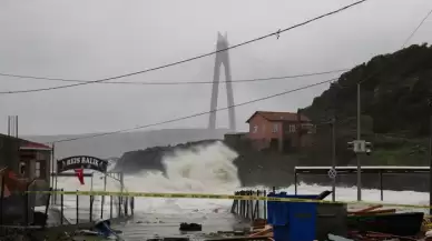 İstanbul'u fırtına vurdu! Bir ilçede okullar tatil edildi