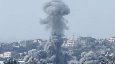 İsrail ordusu Gazze'deki katliamlarına devam ediyor: Bu kez de bir okul ve camiyi vurdular