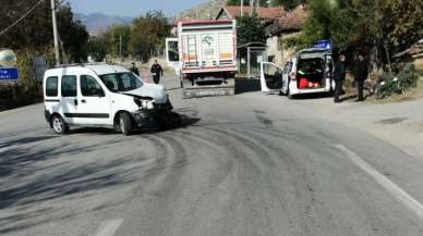 Çorum'da kamyonla hafif ticari araç çarpıştı, 2 kişi yaralandı