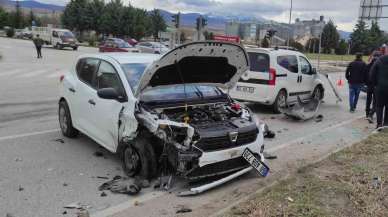 Amasya’da kavşakta iki otomobil çarpıştı: 3 yaralı