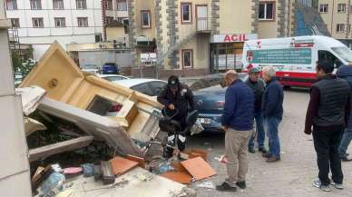 Rahatsızlanan sürücü aracıyla hastaneye daldı