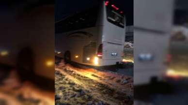 Artvin’de otobüs kara saplandı, yolda yolcular mahsur kaldı