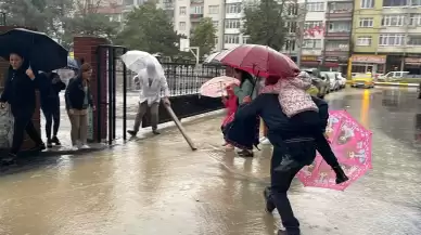 Edirne'yi sağanak vurdu! Veliler öğrencileri sırtında taşıdı