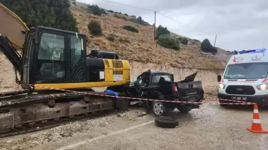 Eskişehir'de feci kaza! İş makinesine çarpan araçta baba kız hayatını kaybetti