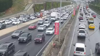 İstanbul'da sağanak ve şiddetli rüzgarın etkisiyle trafik yoğunluğu yüzde 65'ye çıktı