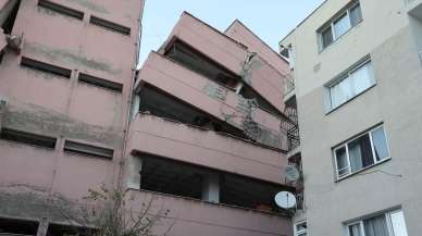 İzmir'de lise binası yıkım sırasında yan yattı