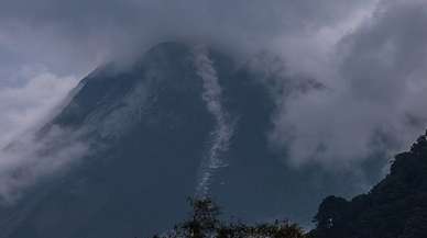 Endonezya'daki Merapi Yanardağı kül püskürttü