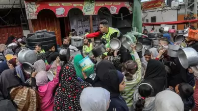 Hayatta kalmak için "hayvan yemi" tüketiyorlar!