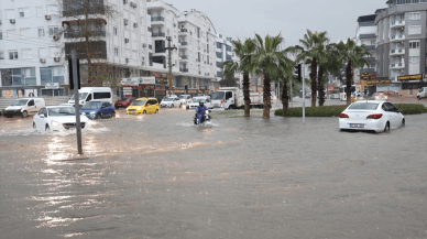 Antalya'yı sel vurdu: 5 ilçede eğitime ara