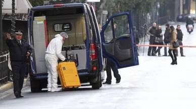 Atina'da bakanlık önünde bomba patladı