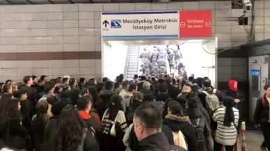 İstanbulluların çilesi bitmiyor! Metrobüs durağındaki yürüyen merdiven aniden durdu: 3 yaralı