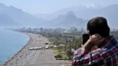 Karlı dağa karşı deniz keyfi! Hem yaz hem de kış aynı anda yaşanıyor