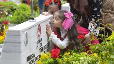 Bayram günü Edirnekapı Şehitliği'nde duygulandıran anlar