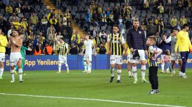 Fenerbahçe derbi galibiyetini taraftarıyla kutladı