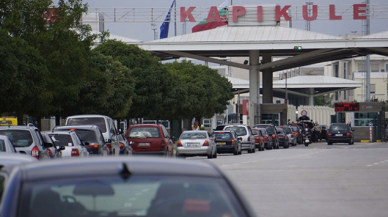 Sınır kapılarındaki yolcu trafiği arttı