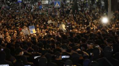 Gürcistan'da binlerce kişi sokağa çıktı! Yasa tasarısı protesto ediliyor