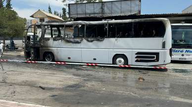 Antalya'da bir otobüs çıkan yangında kullanılamaz hale geldi