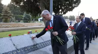 Sağlık Bakanı Kemal Memişoğlu, Bakü’de şehitlikleri ziyaret etti