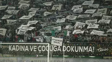 Bursaspor taraftarları, öldürülen kadınların isimlerinin yazılı olduğu pankartlar açtı