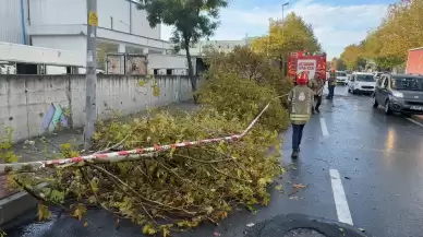 Avcılar'da şiddetli yağı ve fırtına: Sokaklar göle döndü, çatılar uçtu