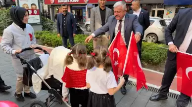 MHP’li Batı, Cumhuriyet Bayramı’nı bayrak dağıtarak kutladı