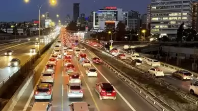 İstanbul'da haftanın son mesai gününde trafik yoğunluğu yaşanıyor