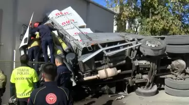 Kartal'da büyük panik: Gaz beton yüklü kamyon bina duvarına çarptı