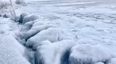 Burası Kutuplar değil Türkiye! Göldeki dalga bile buz tuttu