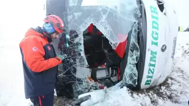 Kars'ta yolcu otobüsü devrildi: 23 yaralı