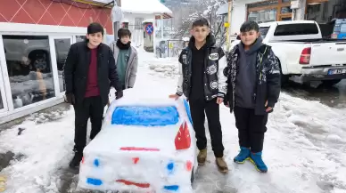 Öğrenciler kardan adam yerine kardan araba yaptılar