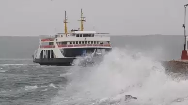 Çanakkale'de feribot seferlerine hava muhalefeti engeli!