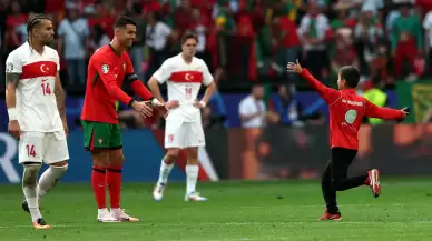 Küçük taraftar, Cristiano Ronaldo ile fotoğraf çekilmek için sahaya girdi