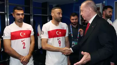 Cumhurbaşkanı Erdoğan, milli futbolcuları soyunma odasında ziyaret etti