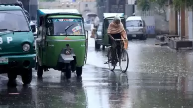 Buzullar eridi felaket yaşandı: Yüzlerce kişi evsiz kaldı