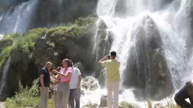 Erzincan'ın gözdesi Girlevik Şelalesi hafta sonu turist akınına uğradı
