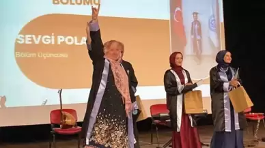 69 yaşında üniversiteden mezun oldu, diplomasını bozkurt işareti yaparak aldı