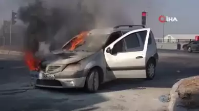 Seyir halindeyken alevlere teslim olan otomobil paniğe neden oldu