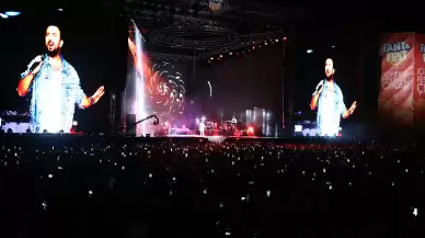 Tarkan annesi için sahnede türkü söyledi