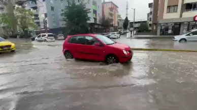 Aniden bastıran kuvvetli yağış Eskişehir'de hayatı olumsuz etkiledi